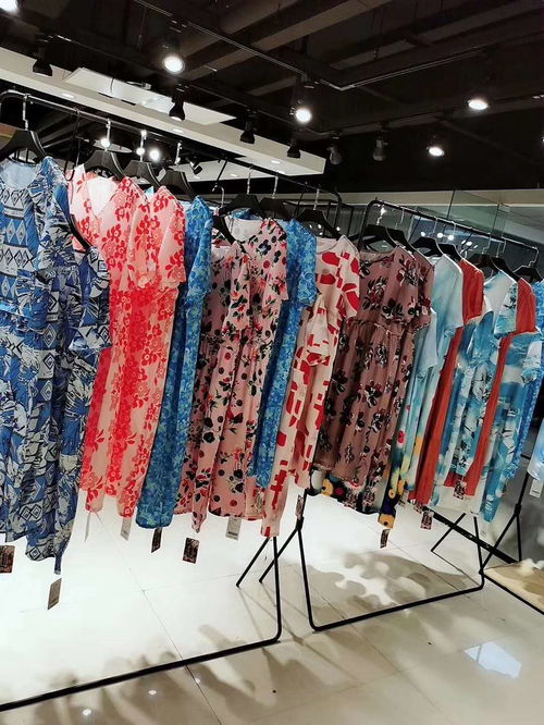 復古碎花連衣裙尾貨批發 品牌折扣女裝的精準貨源新機遇